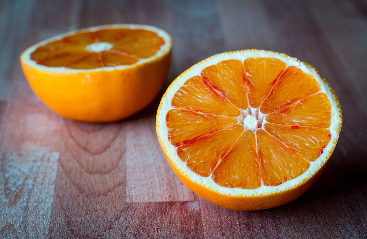 Orange juteuse sur table coupée en deux